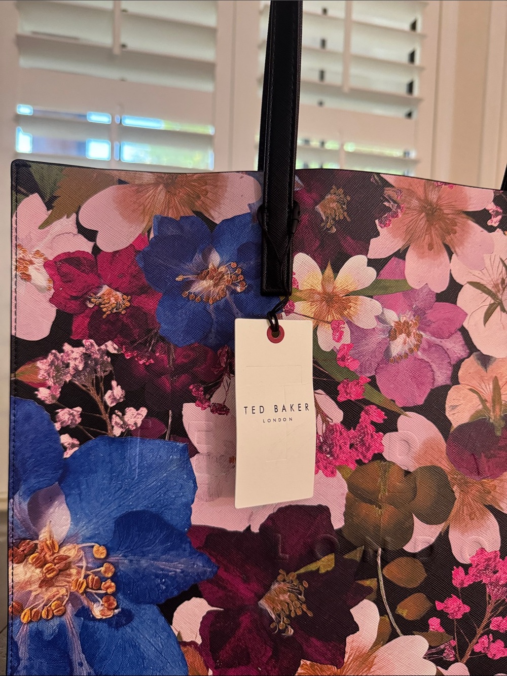 NWT, Ted Baker gorgeous  “ The Icon Tote “ in a large floral Tote . - Picture 2 of 7
